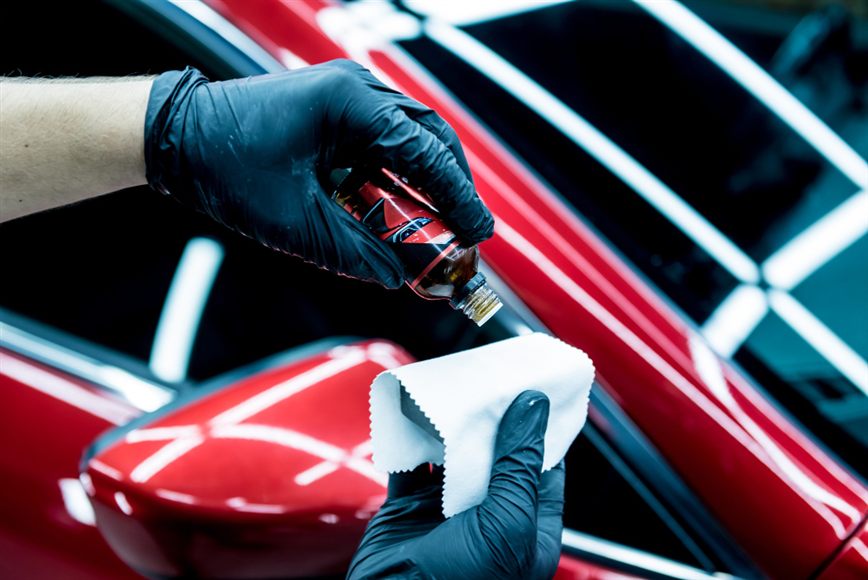 تطبيق طلاء نانو سيراميك على سيارة في مركز 3M Car Care