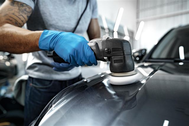 يد متخصص يلمّع السيارة بالماكينة في مركز 3M Car Care